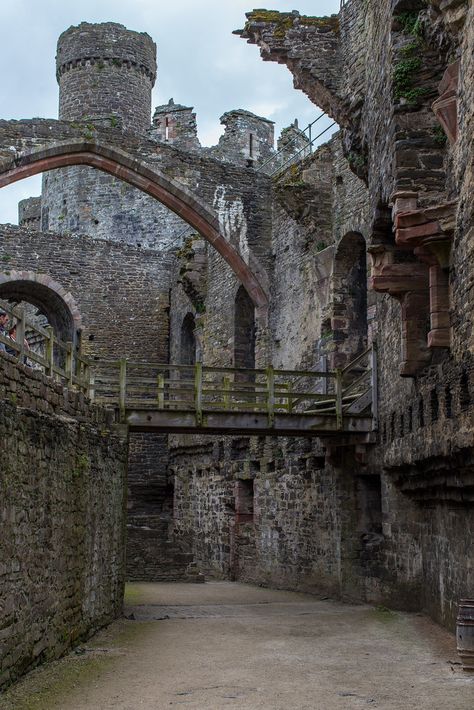 Conwy Castle, Wales by Rudlin Conwy Castle, Old Castle, Chateau Medieval, Abandoned Castles, 다크 판타지, Castle Ruins, Abandoned Mansions, Chateau France, Beautiful Castles