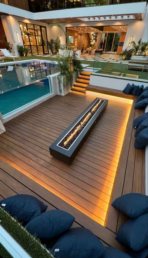 Unique Terrace Design, Huge Backyard With Pool, Raised Pool Ideas, Modern Pool Design Luxury Homes, Modern Home Backyard, Small Outdoor Pool, Mansion Backyard, Garden Sitting Area, Luxury Backyards