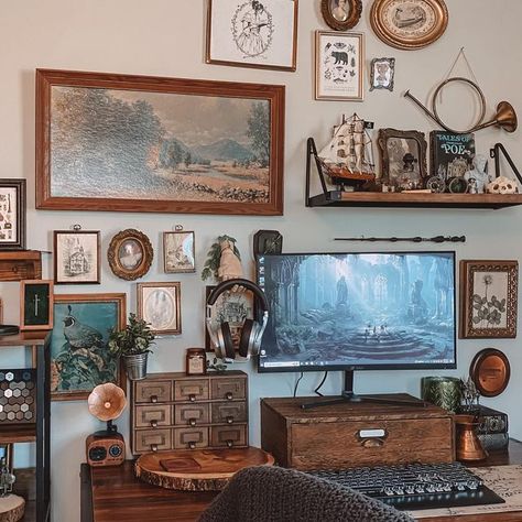 Korrie on Instagram: "Happy Friday! Another pic of my setup! It’s definitely my happy place. Lately I haven’t been able to get much gaming time in. Juggling life usually means gaming gets put on hold, but ce la vie! Luckily I can listen to audiobooks while doing what I need to, I just finished the Acotar series 😭🖤 Has anyone else read it?? I’m looking for book recommendations too if anyone has some they love!!! . . . . . #darkacademia #vintagestyle #vintagedecor #pcgaming #gaming #gamingsetup Pc Set Up In Living Room, Home Office Setup In Dining Room, Gaming Home Decor, Vintage Style Desk Setup, Gaming Setup Dark Academia, Gaming Setup Vintage, Cottage Game Room, Antique Gaming Setup, Whimsigoth Gaming Setup