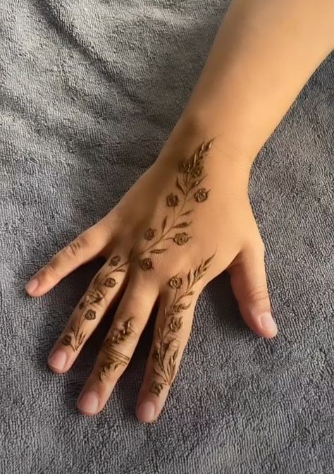 Simplest Mehndi Designs, Simple Henna Design, Kids Henna, Pretty Henna, Mehndi Designs For Kids, Pretty Henna Designs, Easy Design, Love In Islam, Henna Designs Easy