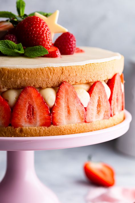 Stunning and elegant fraisier cake made with light and delicate sponge, fresh strawberries and vanilla and kirsch flavoured creme mousseline filling. Beautiful, summery cake, perfect for any occasion | annabanana.co French Fraisier Cake, Fraisier Cake Recipe, French Strawberry Cake, Cake Recipes Strawberry, Shortcake Recipe Easy, Cake Recipe Strawberry, Roll Desserts, Fraisier Cake, Strawberry Shortcake Recipe Easy