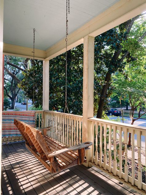 College house porch swing #porchswing #porchfurniture #college #collegehouse #movein #artschool #savannah #georgia Savannah Georgia Houses, Savannah Georgia Homes, Old Porch, Dream Porch, House Porch, Book Vibes, College House, Porch Furniture, House With Porch