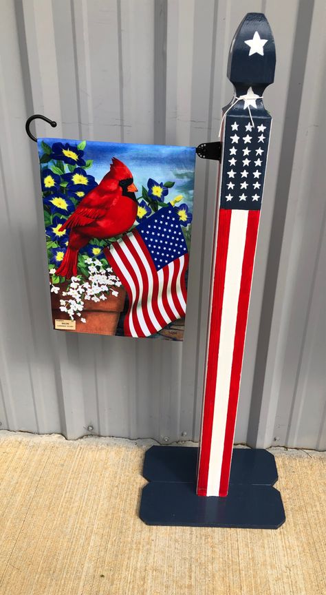 A 4x4 post painted with the American Flag.  Decorative post turned into a Garden Flag holder.  All 4 sides are painted the same.  Flag is separate.  $75, with flag $85. Front Porch Flag Ideas, Flag Post Ideas, Porch Flag Ideas, Garden Flags Ideas Front Porches, Flag Pole Landscaping, Front Porch Flag, 4x4 Wood Crafts, Woods Decor, Garden Flags Ideas