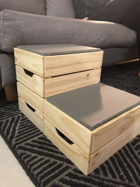 Small dog? DIY these dog steps from IKEA crates - IKEA Hackers Ikea Dog, Ikea Crates, Dog Steps For Bed, Dog Ramp For Bed, Koti Diy, Dogs Diy Projects, Dog Bench, Dog Diy, Dog Stairs