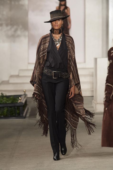 Ralph Lauren 2017 Collection | Ralph Lauren Spring Summer 2017 Womens Collection New York Fashion ... Ralph Lauren New York, Black Mode, Boho Autumn, Looks Country, Stunning Style, Ralph Lauren Style, Woman's Fashion, Mode Casual, Cowgirl Outfits