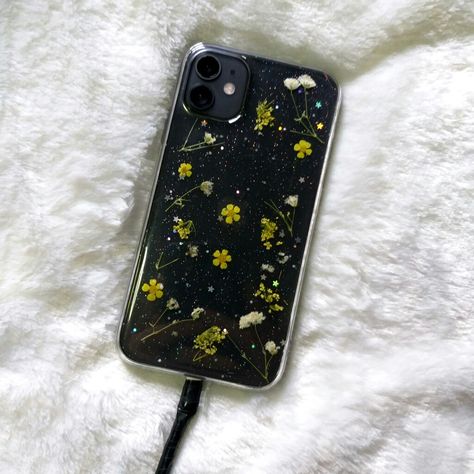 Clear Case Aesthetic, Case Resin, Amazing Gadgets, Resin Case, Bling Phone Cases, Resin Products, Diy Iphone Case, Case Aesthetic, Glitter Phone Cases