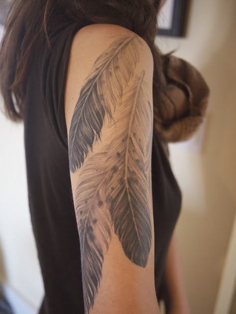 feather Tattoo Plume, Eagle Feather Tattoos, Girls With Sleeve Tattoos, Feather Tattoo Design, Full Sleeve Tattoos, Celtic Tattoos, Feather Tattoo, Japanese Tattoos, Feather Tattoos