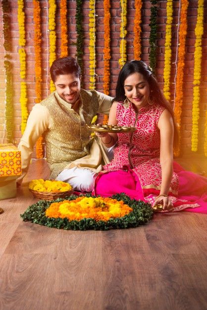 Diwali Couple Photography Poses Traditional, Diwali Couple Photoshoot, Diwali Photoshoot Ideas Couple, Diwali Photo Ideas For Couples, Festive Photoshoot Ideas, Diwali Photoshoot Ideas For Couple, Diwali Couple Poses At Home, Diwali Couple Photos, Diwali Photography Couple