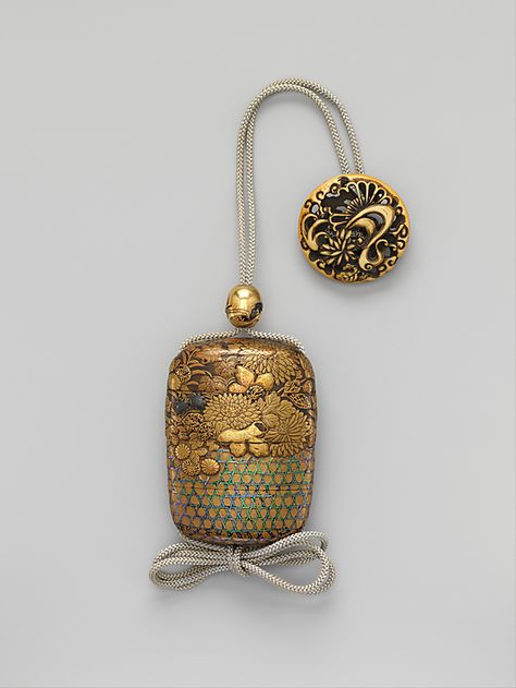 Case (Inrō) with Chrysanthemum Decoration Period: Edo period (1615–1868) Date: 18th–19th century Culture: Japan Chrysanthemum Decor, Japanese Inro, Japanese Netsuke, Flowers Japanese, Japanese Chrysanthemum, Japanese Lacquerware, Japanese Artwork, Japan Culture, Art Case