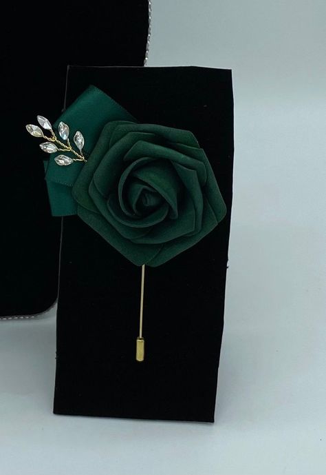 Dark Green Tweed Suit, Slytherin Wedding, Green Quinceanera Theme, Emerald Green Wedding Theme, Green Boutonniere, Dark Green Wedding, Green Brooch, Green Roses, Bridal Brooch Bouquet