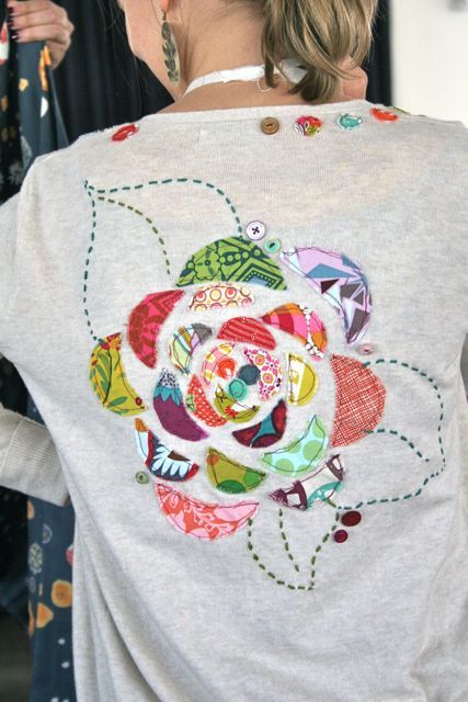 Love this applique! Sweater Applique, Applique Sweater, Sewing Retreats, Sweater Tutorial, Plain Cardigan, Sweatshirt Refashion, Clothing Upcycle, Anna Maria Horner, Applique Tutorial