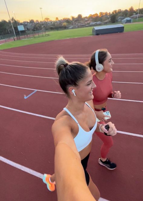 Gym Buddy Aesthetic, Indoor Track Aesthetic, Running Motivation Aesthetic, Matching Gym Set, Workout Outfits Women, Active Aesthetic, Gym Mirror Selfie, Running Fits, Running Girls