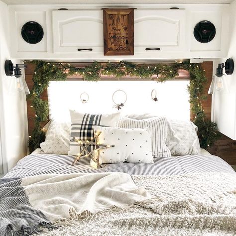 24 Campers & Motorhomes All Decked Out for Christmas | RV Inspiration Rv Bedroom Remodel, Christmas Rv, Rv Christmas, Rv Wallpaper, Cozy Camper, Rv Decorating, Rv Inspiration, Christmas Camper, Lighting Updates