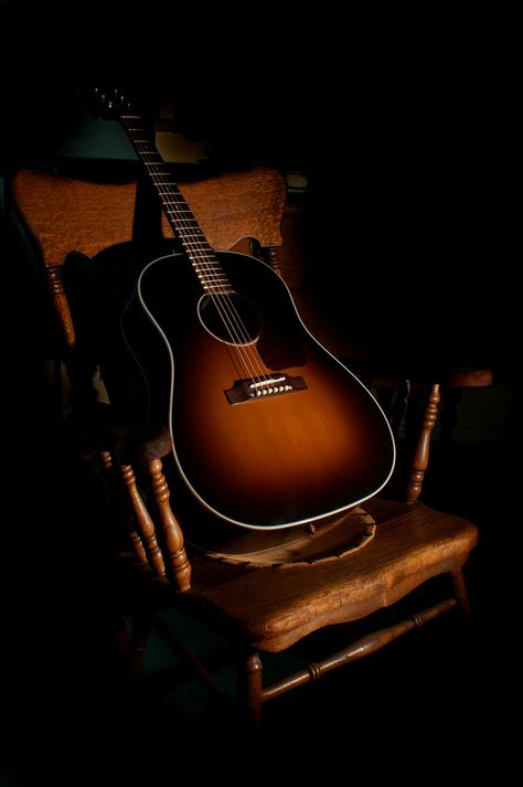 Guitar Classic Aesthetic, Guitar Aesthetic Acoustic, Brown Guitar Aesthetic, Guitar Aesthetics, Classical Guitar Photography, Old Guitar, Brown Guitar, Guitar Aesthetic, Beautiful Instruments