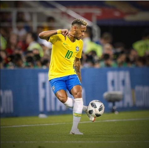 Neymar Jr Brazil Neymar 11, Brazil Football Team, Dani Alves, Neymar Football, European Soccer, 10 Minute Workout, Soccer World, Soccer Skills, Sports Pictures