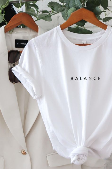 Minimal T-shirt for capsule wardrobes Sublimacion Ideas, Minimalist Clothing, French Gifts, Skirt Jeans, Paris Girl, Paris T Shirt, Sleeves (women), White Casual, Minimalist Outfit