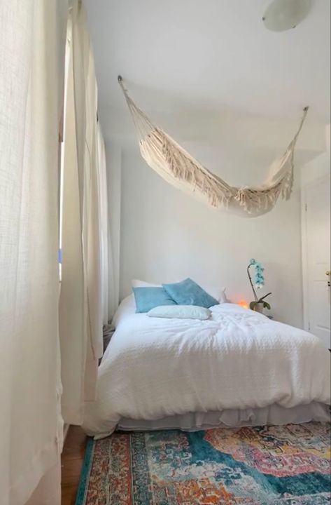 Hammock Above Bed, Room Ideas Beach, Bedroom Hammock, Hammock In Bedroom, Beachy Room, Beach Room, Room Goals, Redecorate Bedroom, Beach Boho