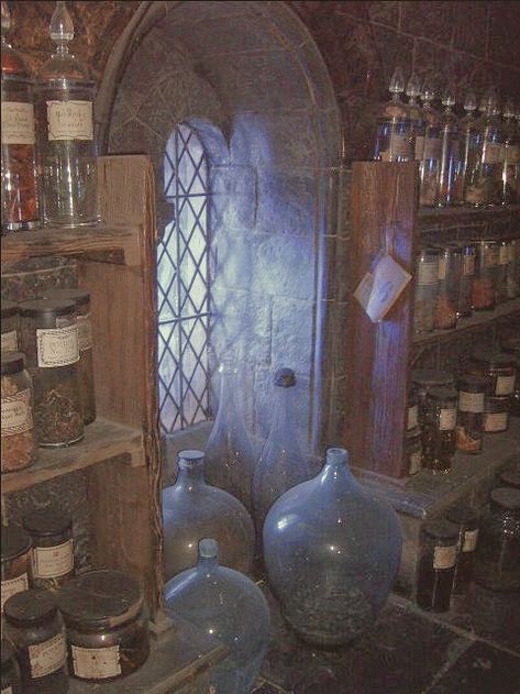 Harry Potter Interior, Hogwarts Interior, Medieval Witch, Harry Potter Movie, Harry Potter Set, Scene Aesthetic, Movie Set, Harry Potter Film, Harry Potter Books