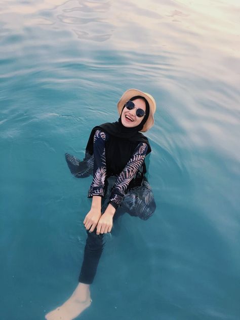 Outfit Hijab Pantai, Beach Hijab Outfit Ideas, Swimming Pool Outfit, Hijabi Fashion Summer, Beach Hijab, Hijab Photography, Swimming Outfits, Pool Outfits, Photoshoot Makeup