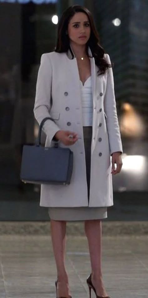 Fashion Flashback Friday – Meghan’s Coats Part 3: Tailored Coats Rachel Zane Outfits, Rachel Zane Suits, Suits Rachel, Estilo Meghan Markle, Meghan Markle Outfits, Rachel Zane, Lawyer Outfits, Suits Tv Shows, Suits Tv