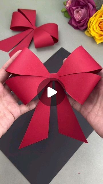 Paper Bows Diy, Origami Ribbon, Bows For Presents, Origami Cards, Paper Flower Arrangements, Paper Christmas Decorations, Paper Bow, Gifts Wrapping Diy, Paper Wreath