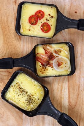 Swiss 'peasant' food: Raclette, melted cheese, herbs, cherry tomato, bacon and onion. I love it! Swiss Raclette, Raclette Recipes, Swiss Cuisine, Raclette Cheese, Swiss Recipes, Peasant Food, Inexpensive Meals, French Dishes, Think Food