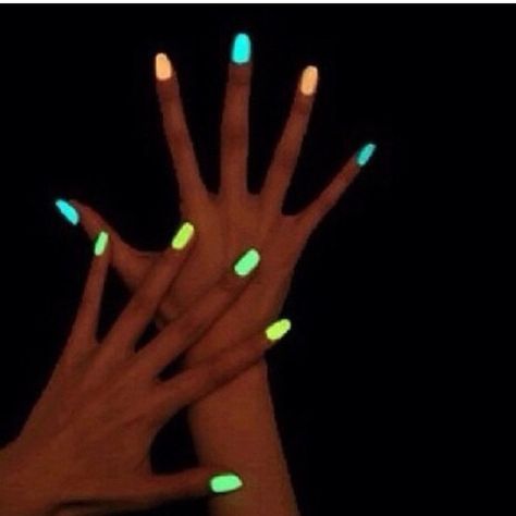 Neon Gel Nails, Butter Nail Polish, Nails Glow In The Dark, Glow In The Dark Nails, Dark Nail Art, Fluorescent Nails, Neon Nail Art, Dark Nail, Dark Nail Polish