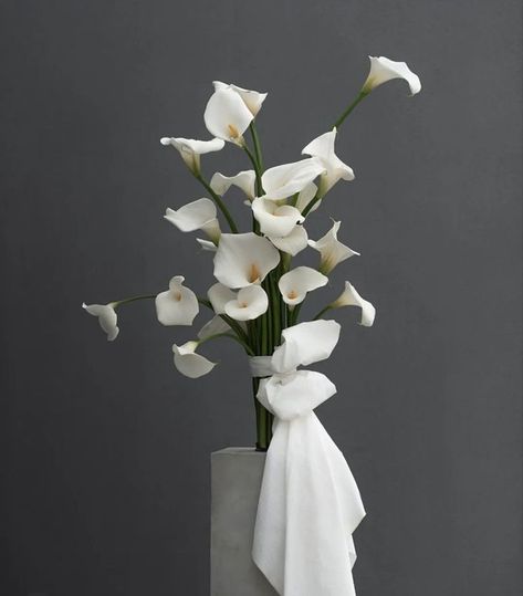 Calla Lily Wedding Decorations, Lilly Bouquet Wedding, Calla Lillies Bouquet, White Calla Lily Bouquet, Flower Arrangements For Weddings, Calla Lily Bridal Bouquet, Simple Wedding Bouquets, Calla Lily Bridal, Sogetsu Ikebana