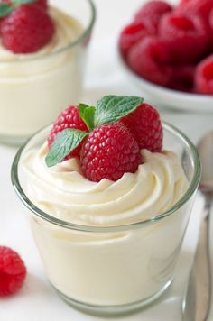 Easy white chocolate mousse made with cream cheese for an amazingly delicious treat that's perfect for Valentine's Day or any day! Weight Watcher Desserts, Dessert Thermomix, Pudding Chia, White Chocolate Mousse, Mousse Dessert, Thermomix Desserts, Low Carb Dessert, Small Desserts, Oreo Dessert