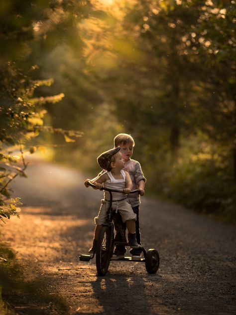 Sibling Photos, Simple Portrait, Foto Baby, Old Bikes, Cool Wallpapers Cartoon, Airbrush Art, Childrens Photography, Photography Workshops, Kids Portraits