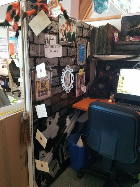 Harry Potter Themed Cubicle, Harry Potter Cubicle, Harry Potter Cubicle Decorations, Harry Potter Office Decor, Cubicle Halloween, Cubicle Halloween Decorations, Office Christmas Decorations Cubicles, Office Birthday Decorations, Harry Potter Birthday Decorations