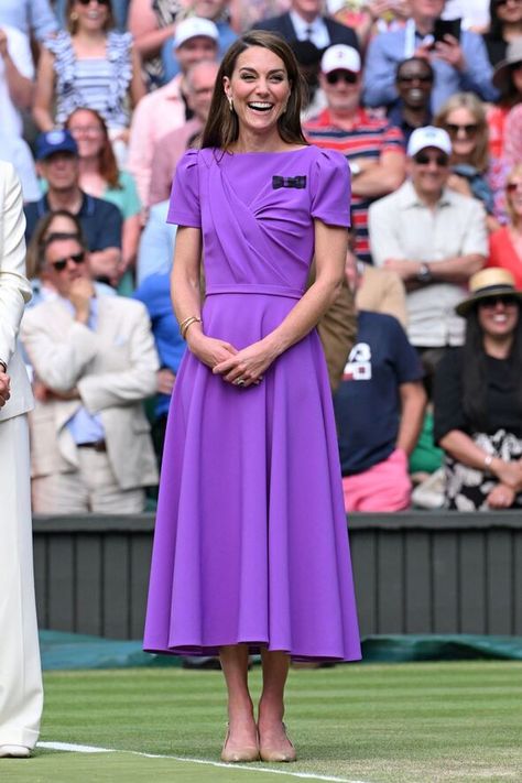 Princess Kate hands out trophy to Wimbledon winner Carlos Alcaraz Kate Middleton Wimbledon, Princesse Kate Middleton, Carlos Alcaraz, Middleton Family, Medium Tv Show, Tennis Tournament, Princess Victoria Of Sweden, Bespoke Fashion, Celebrity Sightings