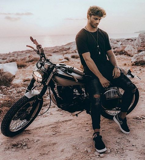 Sergio Carvajal, Motorcycle Photo Shoot, Motorcycle Couple, Biker Photography, Marlon Teixeira, Мотоциклы Cafe Racers, Biker Photoshoot, Motorcycle Photography, Biker Aesthetic