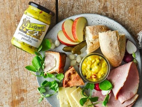 Piccalilli Ploughman’s is a classic summer British dish that brings together essential picnic items so you and your companions can pick and nibble at your favourite flavours. It's easy to arrange, here's how. Medieval Inn, Cheese Accompaniments, Ploughman's Lunch, Crusty Bread Rolls, Ploughmans Lunch, Cheddar Recipes, Picnic Items, British Dishes, Light Snacks