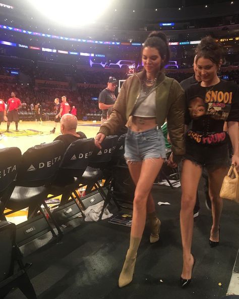 Bella and Kendall Nba Wife Aesthetic, Estilo Kim Kardashian, Basketball Game Outfit, Highsnobiety Fashion, Nba Outfit, Kendall Style, Kendall Jenner Outfits, Jenner Outfits, Basketball Game