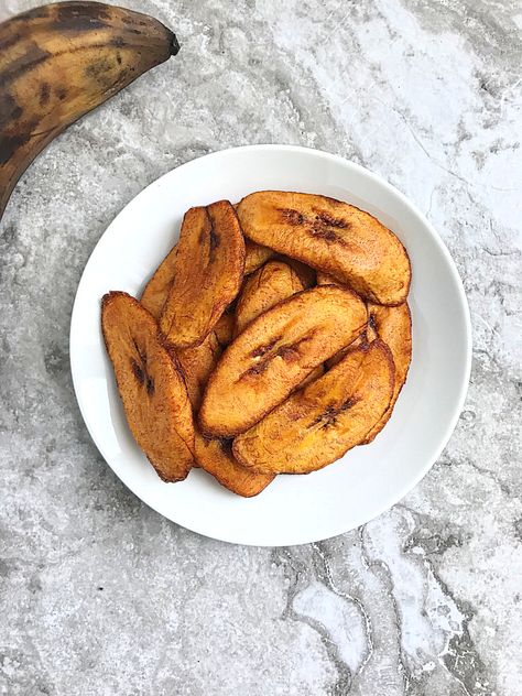 fried plantain slices in a white plate How To Fry Plantains, Fry Plantains, Fried Plantain Recipe, Plantain Bread, Plantain Pancakes, Boiled Plantains, Plantain Porridge, Fried Plantain, Fried Plantains