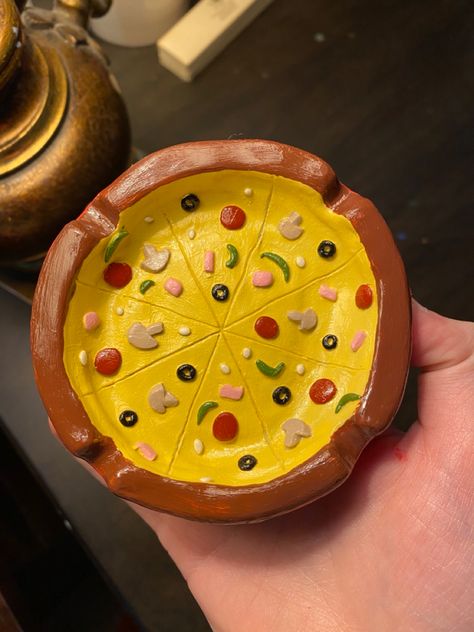 Pizza Ashtray, Clay Ashtray Ideas For Men, Cool Ashtrays Air Dry Clay, Pottery Ashtray Ideas, Homemade Ashtray Clay, Asbak Clay, Diy Clay Ashtray Ideas, Clay Plate Ideas, Air Dry Clay Ashtray Diy