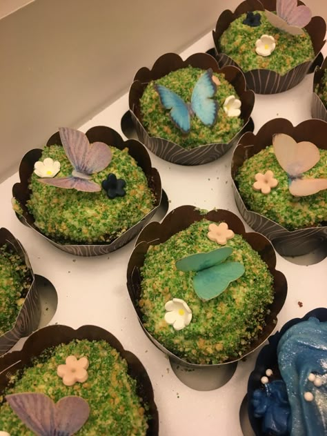 Woodland fairy cupcakes #butterfly #woodland #fairy #cupcakes Cupcake Forest Theme, Fairy Core Cupcakes, Fairy Garden Desserts, Enchanted Forest Cupcake Ideas, Grunge Cupcakes, Cottagecore Cupcakes, Fairy Cupcake Ideas, Enchanted Forest Cupcakes, Enchanted Cupcakes