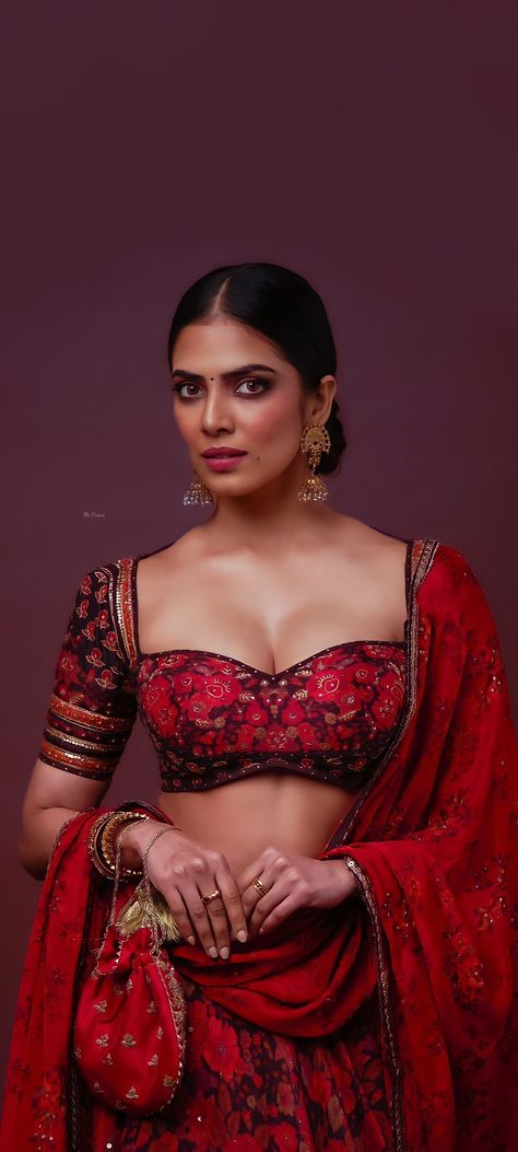 Malavika Mohanan Hot Hd, Malvika Mohanan, Malavika Mohanan, Superman Artwork, Portrait Reference, Cute White Dress, Samantha Photos, Bollywood Outfits, Hot Images