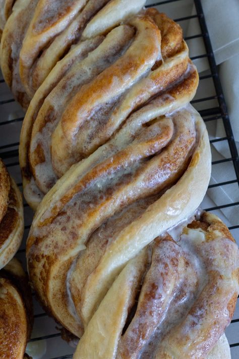 Easy and Fast Cinnamon Twist Loaf Cinnamon Twist, Cinnamon Roll Bread, Cinnamon Twists, Handmade Farmhouse, Breakfast Sweets, Cinnamon Rolls Homemade, Bread Recipes Sweet, Breakfast Breads, Bread Recipes Homemade