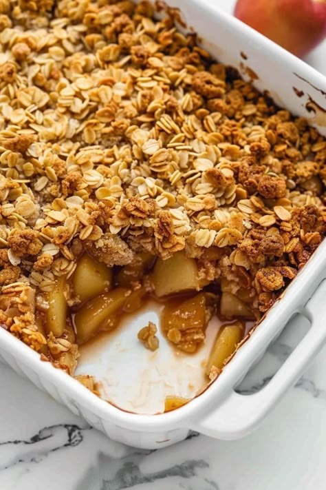 This pear crisp recipe has the perfect balance of tender, juicy spiced pears and a crispy, nutty oat topping. It's easy to make with simple ingredients. Overripe Pear Recipes, Pear Apple Crisp, Cherry Crisp Recipe Easy, Pear Crisp Recipe, Pear Recipes Easy, Spiced Pears, Pear Desserts, Pear Cobbler, Easy Peach Crisp