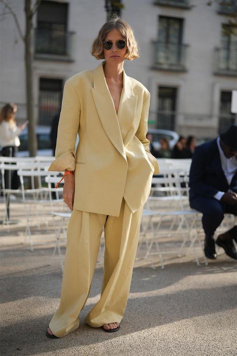 35 Street Style Summer Outfit Ideas For 2023/2024 - Vogue Australia Yellow Blazer Outfit, Tomboy Stil, Street Style Summer Outfits, Yellow Suit, Oversized Outfit, Satin Blazer, Yellow Outfit, Woman Suit Fashion, Summer Work Outfits