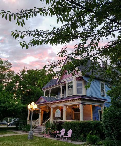 Trip on a Tankful: St. Ansgar's Blue Belle Inn Bed & Breakfast features rooms with book themes Bed And Breakfast Bedrooms, Inn Aesthetic, Bed And Breakfast Aesthetic, Bed And Breakfast Ideas, Romantic Bed And Breakfast, Cozy Inn, Bed & Breakfast, European Beds, Boarding House