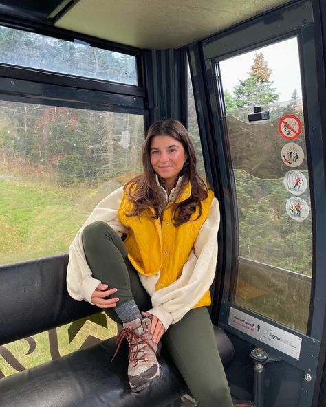 Hike Fall Outfit, Sporty Fall Outfits 2024, Teal Hiking Outfit, Hiking Cold Outfit, Hiking In Rain Outfit, Hiking Outfit Switzerland, Hiking Outfit Boots, Switzerland Outfit September, Hiking In Switzerland Outfit