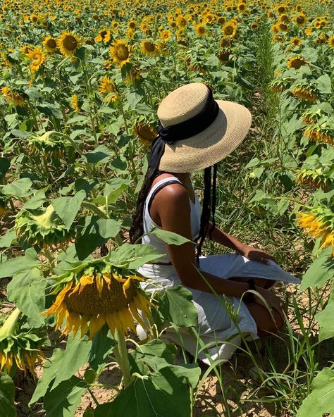 Pastoral Aesthetic, Demeter Cabin, Plant Mom Aesthetic, Biblical Femininity, Romantic Makeup, Farm Photo, Beautiful Curly Hair, Black Femininity, Garden Girls