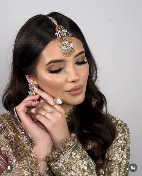 Mehndi Makeup For Bride, Wedding Guest Makeup Pakistani, Desi Bride Hair Down, Bridal Makeup For Tan Skin Tones, South Asian Bridal Makeup, Bridal Makeup Small Eyes, Walima Makeup Looks, Nikkah Makeup Looks, Pakistani Party Makeup