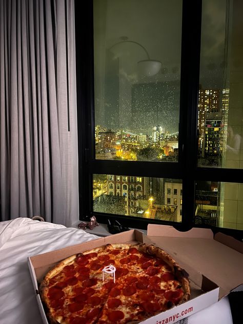 New York Pizza Aesthetic, City Aesthetic New York, Romantasizing Life, Winter Chicago, Dinner In Nyc, Aesthetic New York City, Nyc Pizza, New York Eats, Aesthetic New York