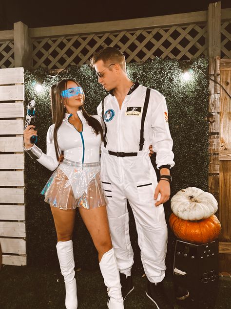 Couple halloween costume, astronaut costume. Nasa costume. Boyfriend and girlfriend cosume. Astronaut Couple Costume, Nasa Costume, Astronaut Couple, Couple Halloween Costume, Astronaut Costume, Carnaval Costume, Couple Costume, Boyfriend And Girlfriend, Couples Halloween Outfits