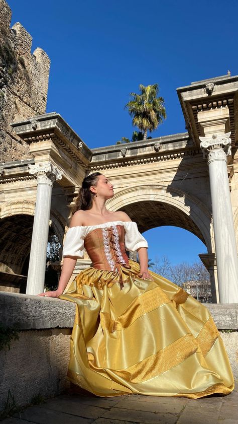 paulo.beatitudo on Instagram: ❤️‍🔥 #corset #bodice #medieval #renaissancefestival #renaissancefaire #costume #peasant #victoriancorset #cottagecoreaesthetic… Corset Halloween Costume, Peasant Bodice, Black Festival Outfit, Medieval Corset, Medieval Clothes, Victorian Corset, 18th Century Costume, Corset Bodice, Historical Costume