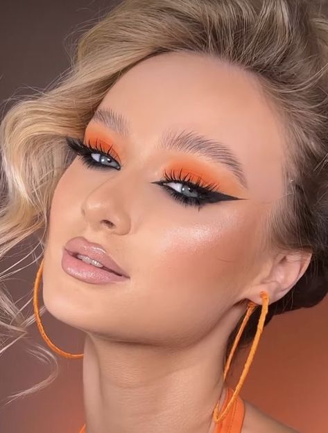 31 Vibrant Orange Eyeshadow Looks to Electrify Your 2024 Style - divagaze.com Makeup Ideas For Orange Outfit, Orange Eyeliner Makeup Looks, Orange Eye Makeup Looks, Orange Cat Makeup, Orange Glam Makeup, Orange Make Up, Orange Makeup Ideas, Make Up Orange, Orange Makeup Looks